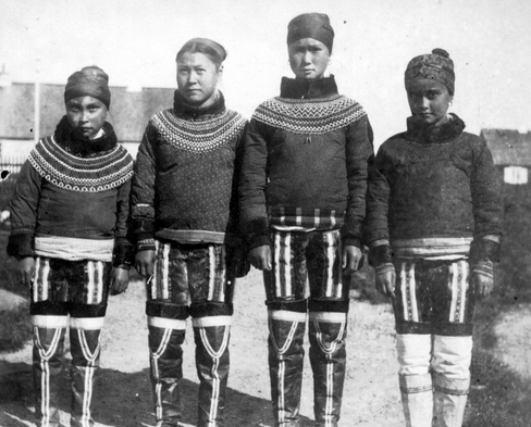 Giovani donne Inuit della Groenlandia settentrionale